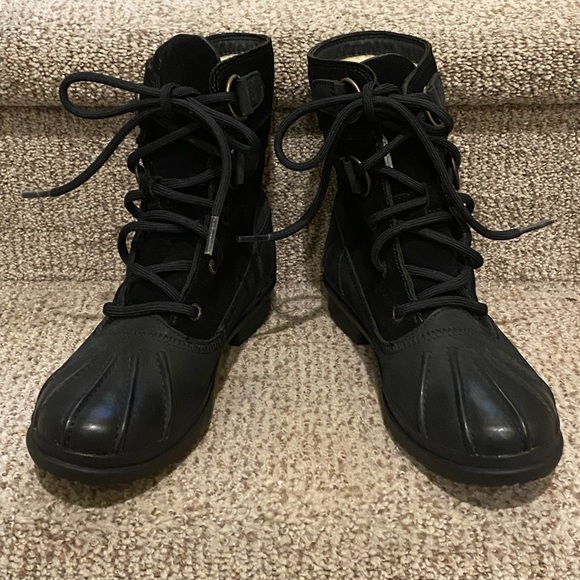 UGG Women's Azaria Winter Boot Duck Boot Black Size 5.5 - Picture 1 of 6